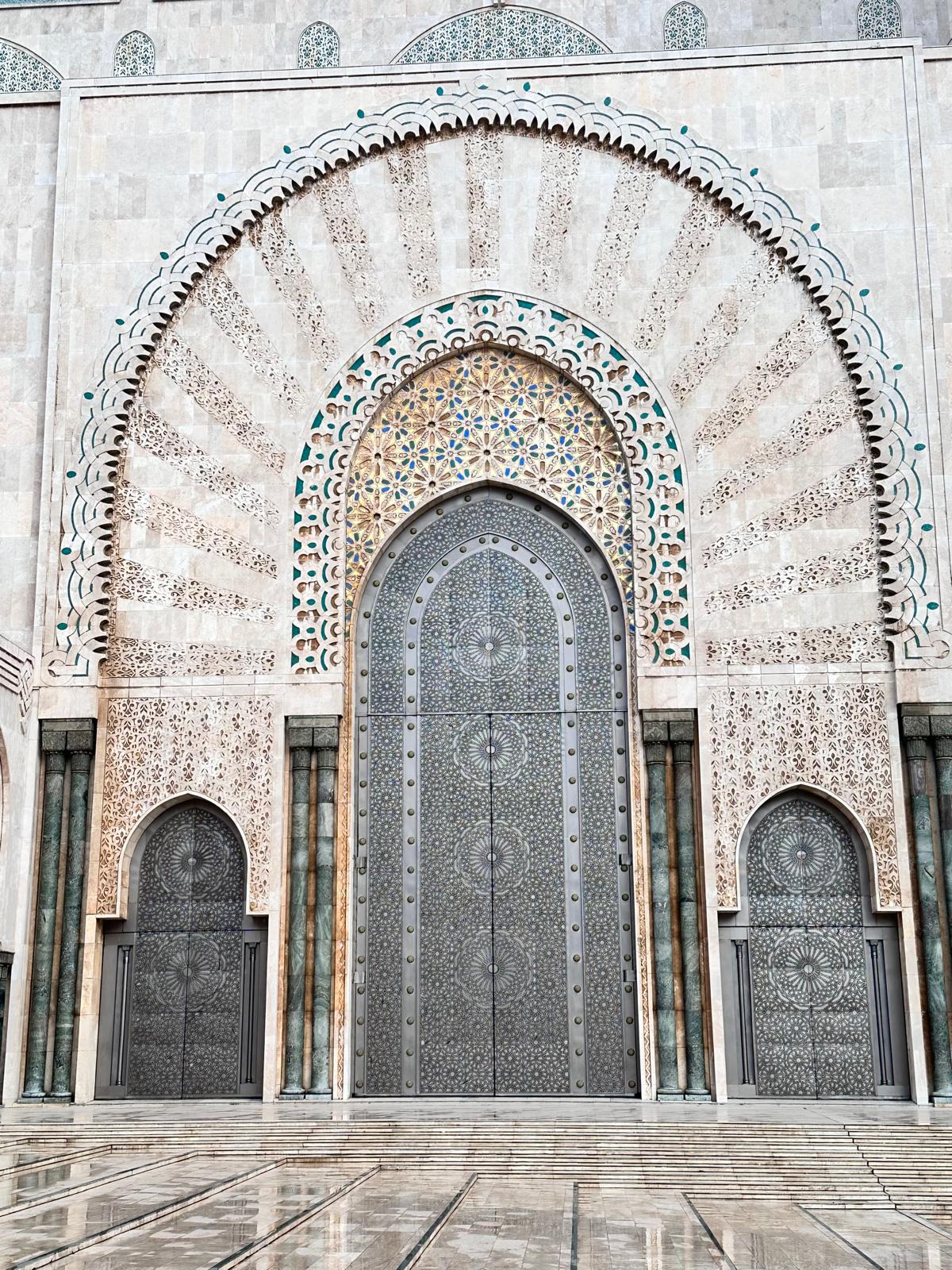**Alt text**: A scenic view of Morocco during spring or autumn, showcasing mild weather with vibrant landscapes, perfect for outdoor activities like hiking, camel treks, and exploring cities, deserts, and coastal regions.
