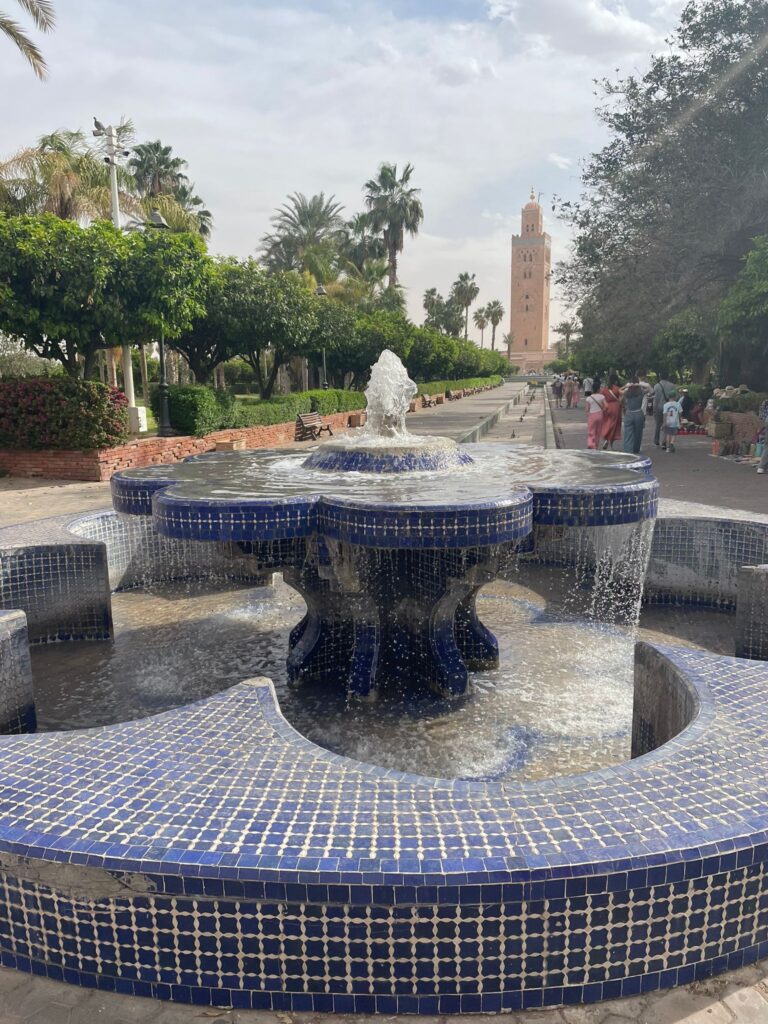 Casablanaca Multi-day tours/Travelers exploring Morocco on a multi-day tour from Casablanca in 2026, featuring desert adventures, Imperial Cities, and scenic destinations like Chefchaouen and Fes